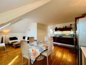 Køkken eller tekøkken på La Petite Cachette de Grandcamp - Seafront view