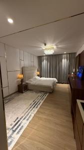 Postel nebo postele na pokoji v ubytování شقه ملينيوم ملك