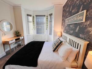 Gallery image of Spacious Victorian 5Bedroom 5Bathroom w Free Parking in Manchester