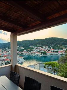 Un balcón con vista a la ciudad y al agua. en NIDO Apartments, en Pučišća