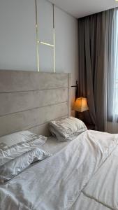Postel nebo postele na pokoji v ubytování شقه ملينيوم ملك