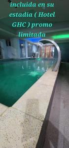 einen Pool mit Brunnen in einem Gebäude in der Unterkunft Ocean Blue in San Clemente del Tuyú