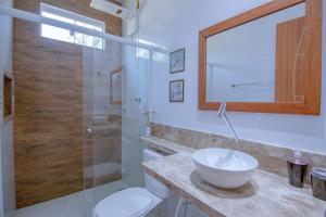 Ένα μπάνιο στο Aruana Suites com Cafe da manha,Piscina, Reserva Natural da Sapiranga 5km da Vila de Praia do Forte +32 φωτογραφίες