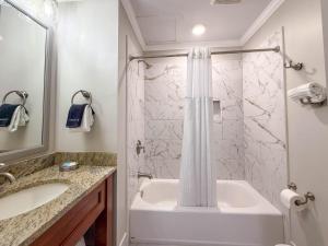 Um banheiro em East Bay Inn, Historic Inns of Savannah Collection
