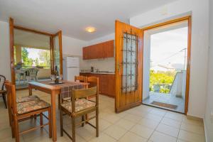 Η κουζίνα ή μικρή κουζίνα στο Apartment Dobrinj 1