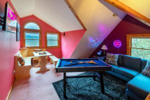 Χώρος καθιστικού στο Cozy Log Cabin With Mountain Views, Hot Tub, And Game Room