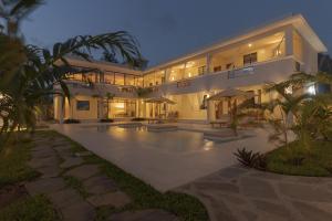 een groot gebouw met een zwembad 's nachts bij Tawi Elegant Rooms - Watamu in Watamu