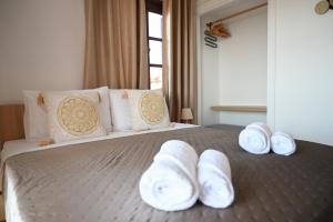 Postel nebo postele na pokoji v ubytování Bohemian Afitos Apartment