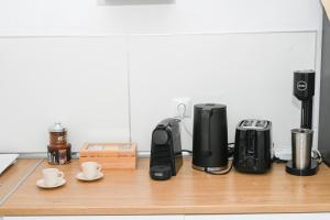 Příslušenství pro přípravu čaje a kávy v ubytování Bohemian Afitos Apartment