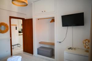 TV a/nebo společenská místnost v ubytování Bohemian Afitos Apartment