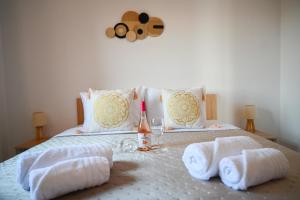Postel nebo postele na pokoji v ubytování Bohemian Afitos Apartment
