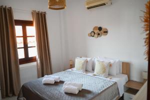 Postel nebo postele na pokoji v ubytování Bohemian Afitos Apartment