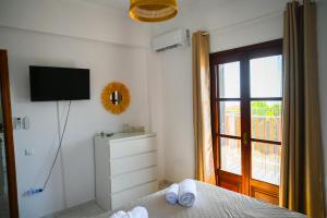 TV a/nebo společenská místnost v ubytování Bohemian Afitos Apartment + 22 fotografií