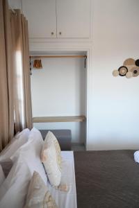Postel nebo postele na pokoji v ubytování Bohemian Afitos Apartment