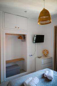 Postel nebo postele na pokoji v ubytování Bohemian Afitos Apartment