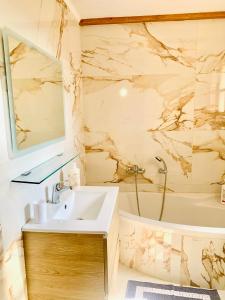 Koupelna v ubytování Dionysus Residence Pikermi + 59 fotografií