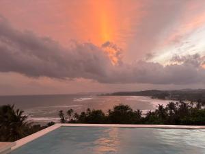 迪克韦勒Aether Hilltop Villas的一个带游泳池的彩虹