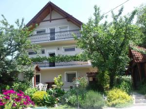 un edificio con un balcone in cima di Apartments in Fonyod - Balaton 18584 a Fonyód