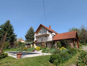 una casa con un giardino davanti di Apartments in Fonyod - Balaton 18584 a Fonyód