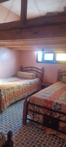 una camera con due letti a castello in una stanza di Farm Stay Mharchen a Chefchaouen