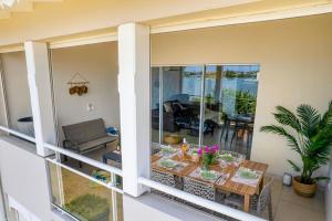 MANGO ! Vue lagon et Sunset Appart duplex 6à7 p tout neuf的阳台或露台