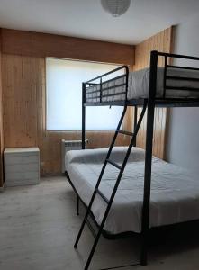 a bedroom with two bunk beds and a window at Apartamento Playa de Ber in Puentedeume