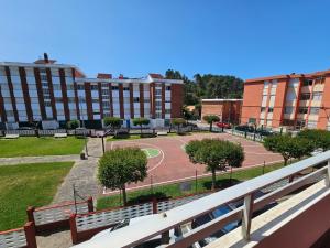 a view of a tennis court in front of a building at Apartamento Playa de Ber in Puentedeume