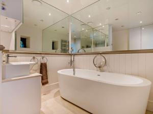 Koupelna v ubytování 6 Bed in Martindale 95344 + 82 fotografií