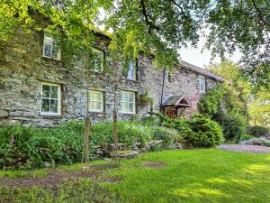 a stone house with a yard in front of it at 6 Bed in Martindale 95344 in Patterdale
