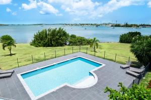 圣马丁岛MANGO ! Vue lagon et Sunset Appart duplex 6à7 p tout neuf的可以看到水景的游泳池