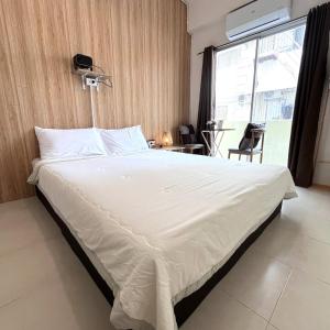 Ένα ή περισσότερα κρεβάτια σε δωμάτιο στο the stay bangsaen +43 φωτογραφίες