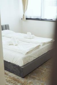 Postel nebo postele na pokoji v ubytování Stylish 2-BR apartment, 100 sqm ǀ AC, Free parking, Terrace