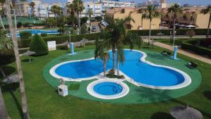 eine Draufsicht auf einen Swimmingpool in einem Resort in der Unterkunft Lovely appartment with stunning sea view, 2nd floor in Orihuela