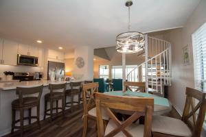 Χώρος καθιστικού στο Renovated 2 Br Sleeps 5 with Free Guest Passes