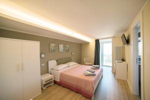 una camera da letto con un letto e una TV in una stanza di BIXIO40 BED&BREAKFAST and APARTMENTS a Montefiascone
