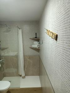 Et badeværelse på Ático Cassinello Roquetas