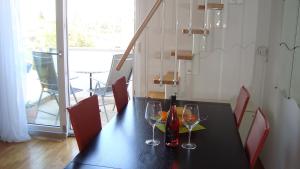 una mesa de comedor con dos copas de vino. en Apartment Lela, en Umag