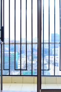 ナイロビにあるParklands arenaの窓から街の景色が見える空の部屋