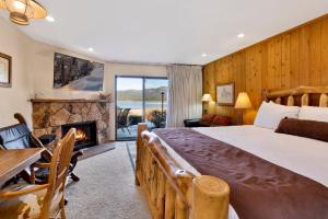 Ένα ή περισσότερα κρεβάτια σε δωμάτιο στο Forest shores lake view condo #2250