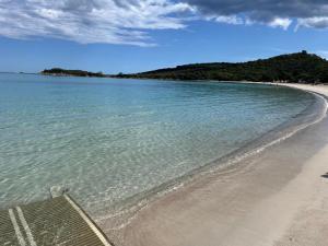 una spiaggia con panchina in acqua di Casa Fadiju a Lecci