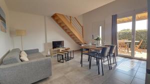 un soggiorno con un divano e un tavolo con sedie di Casa Fadiju a Lecci