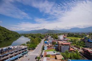 una vista aerea di una città e di un fiume di Hotel Yellow Pagoda Pokhara a Pokhara