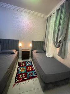 Giường trong phòng chung tại Airport Apartment