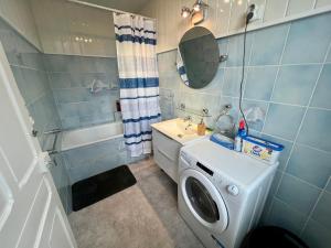 a bathroom with a washing machine and a sink at PERLE RARE centre-ville in Paray-le-Monial