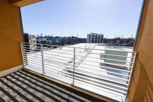 un balcone con vista sulla città di Modern 1BD AptWiFi,Gym,Washer a Philadelphia