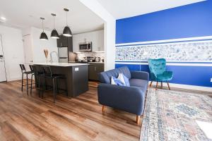 soggiorno e cucina con parete blu di Modern 1BD AptWiFi,Gym,Washer a Philadelphia