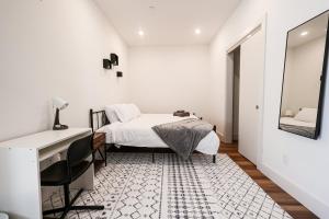 una camera da letto con un letto, una scrivania e uno specchio di Modern 1BD AptWiFi,Gym,Washer a Philadelphia