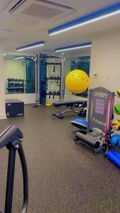 una palestra con molte attrezzature in una stanza di Modern 1BD AptWiFi,Gym,Washer a Philadelphia