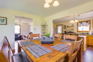 Φωτογραφία από το άλμπουμ του 4 Mi to Dtwn Granville Family Home with Deck! σε Granville