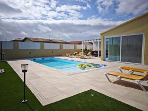 Πισίνα στο ή κοντά στο Villa con piscina LAJARES Ojo del Calderón